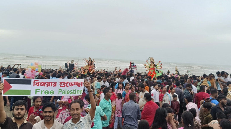 কক্সবাজার সমুদ্রসৈকতে বৃষ্টি ভেজা প্রতিমা বিসর্জনে লাখো মানুষের ঢল ধর্ম-বর্ণ নির্বিশেষে সম্প্রীতির ম